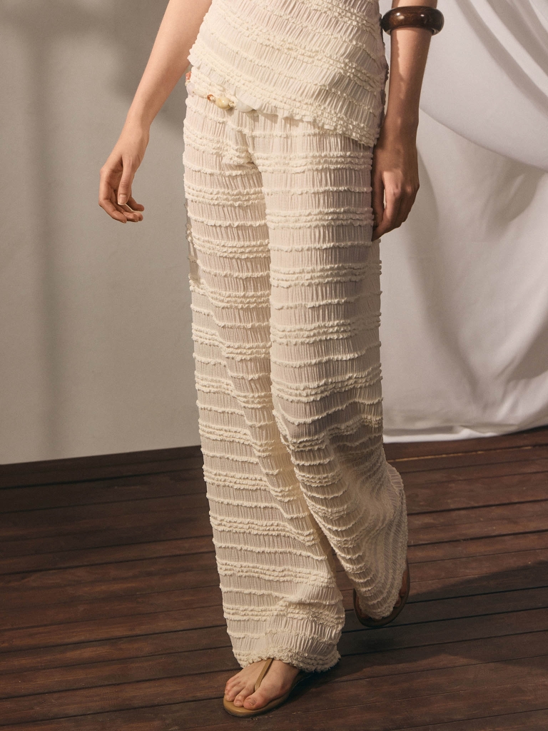 Loose-fitting trousers in crinkled fabric