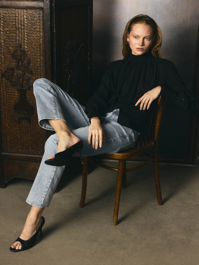 Укороченные джинсы прямого кроя из высветленного денима