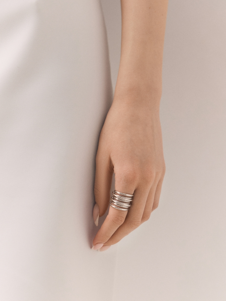 Широкое кольцо из тонких линий