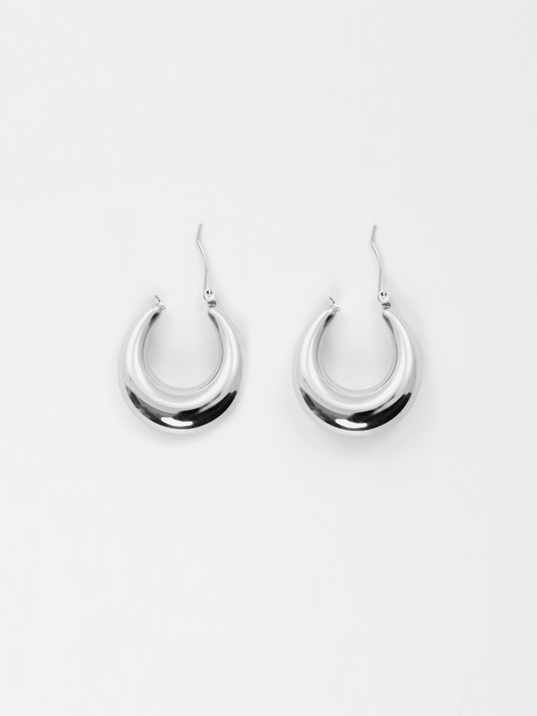 Hollow hoop earrings in smooth metal