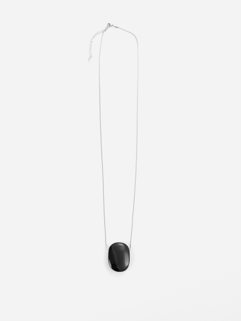 Slim chain with oval pendant