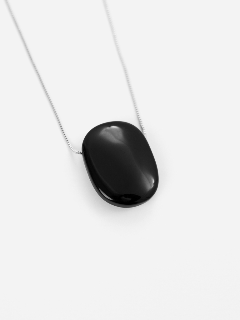 Slim chain with oval pendant