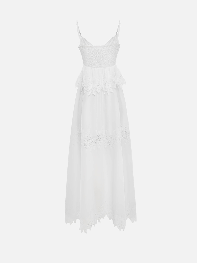 Robe longue à fines bretelles avec des motifs ajourés
