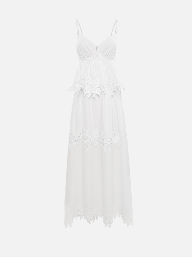 Robe longue à fines bretelles avec des motifs ajourés