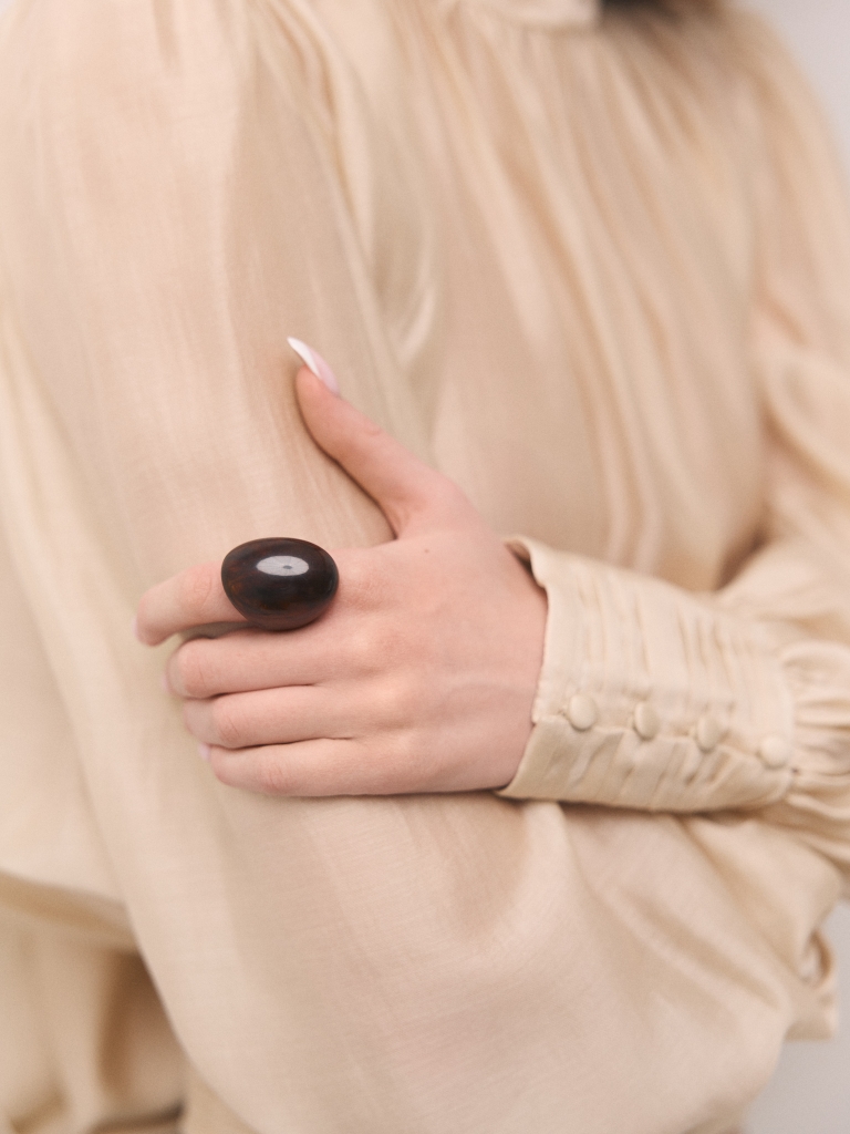 Voluminous plastic ring