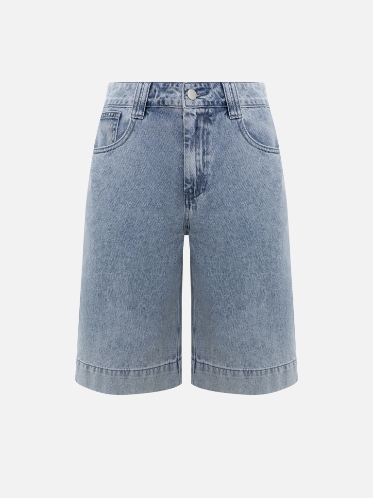 Loose-fitting denim shorts with wide cuffs