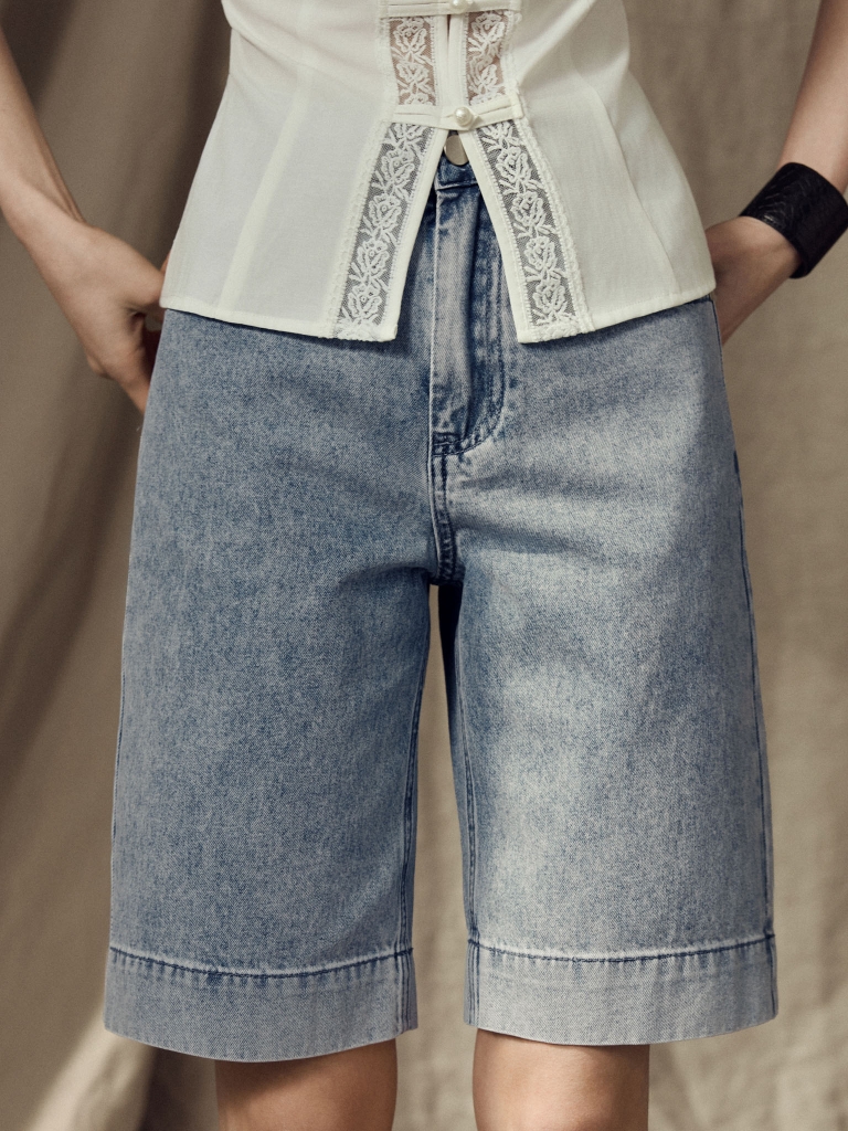 Loose-fitting denim shorts with wide cuffs