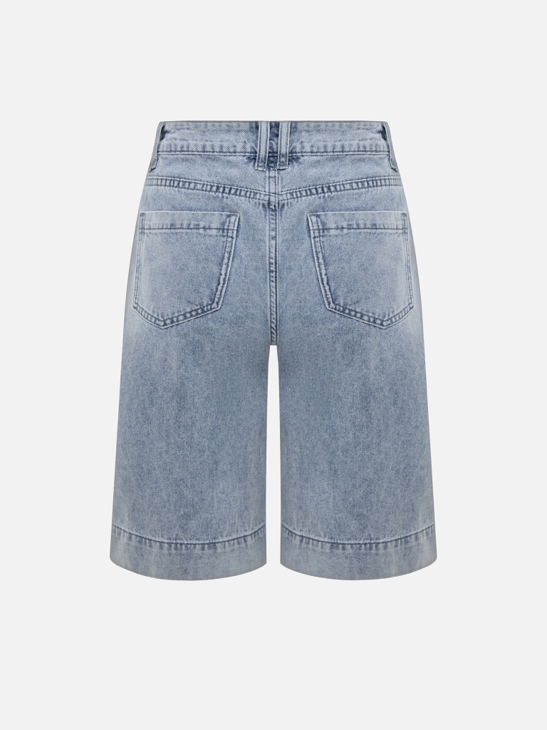 Loose-fitting denim shorts with wide cuffs