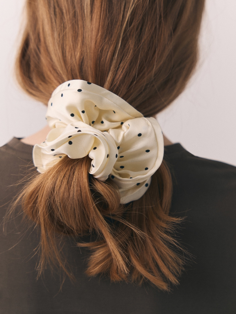 Резинка для волос из атласа в горошек