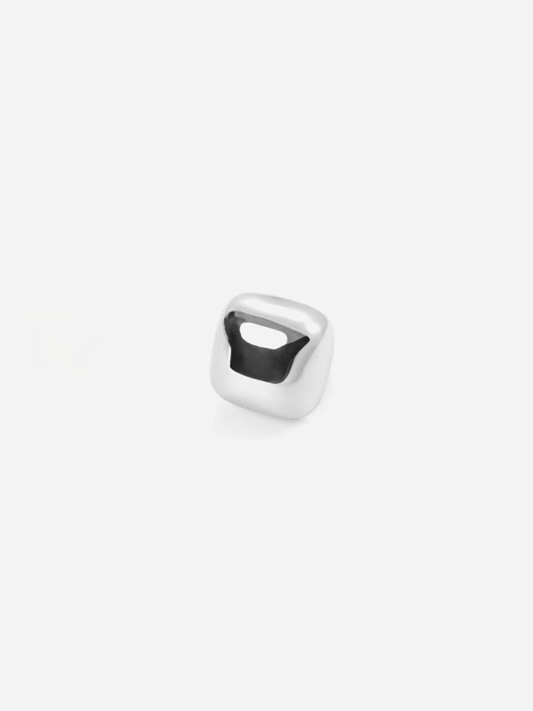 Thin ring with a square centre