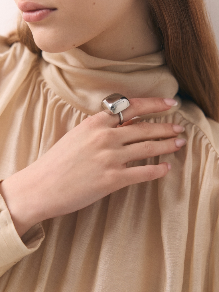 Thin ring with a square centre