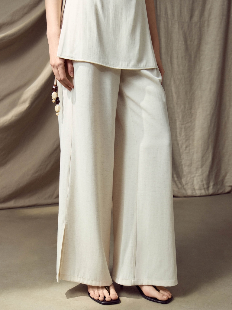 Loose-fitting viscose and linen trousers with pleats at the waist