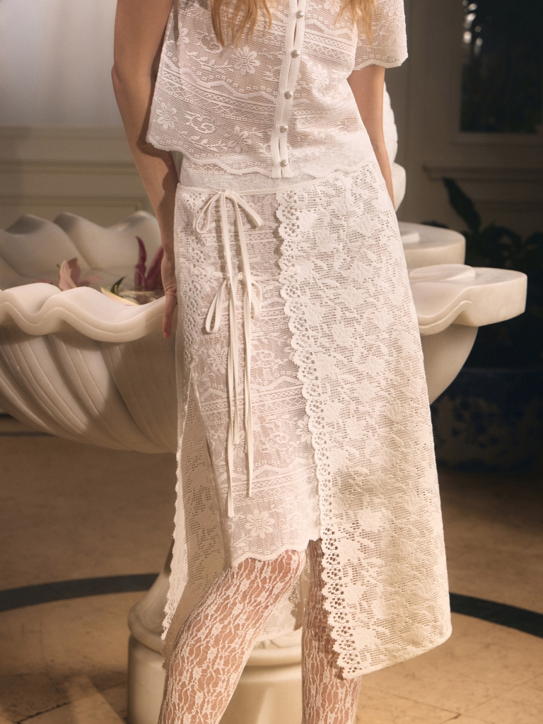 Knitted knee-length skirt with textured pattern