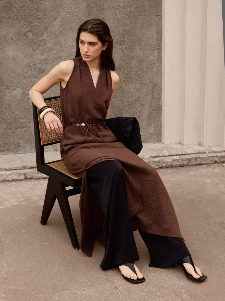 Maxi dress in viscose with open shoulders and matching belt