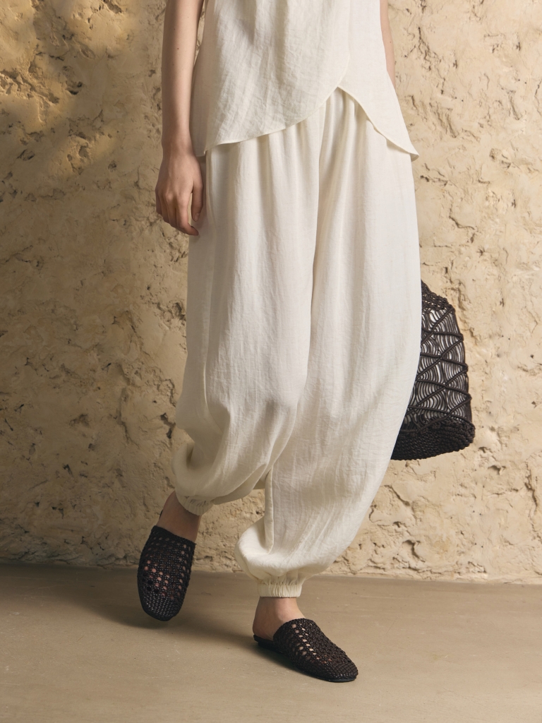 Pantalon léger en tissu texturé avec des élastiques aux chevilles