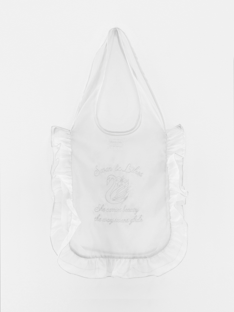 Sac en mousseline à volants et broderies