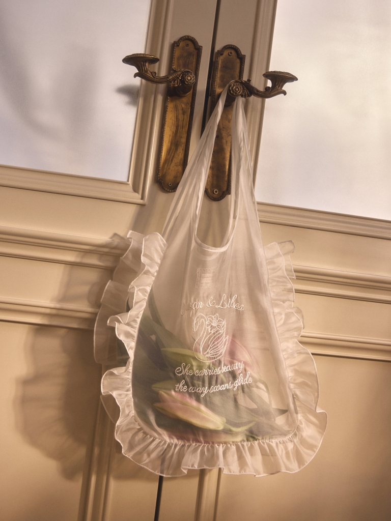 Sac en mousseline à volants et broderies