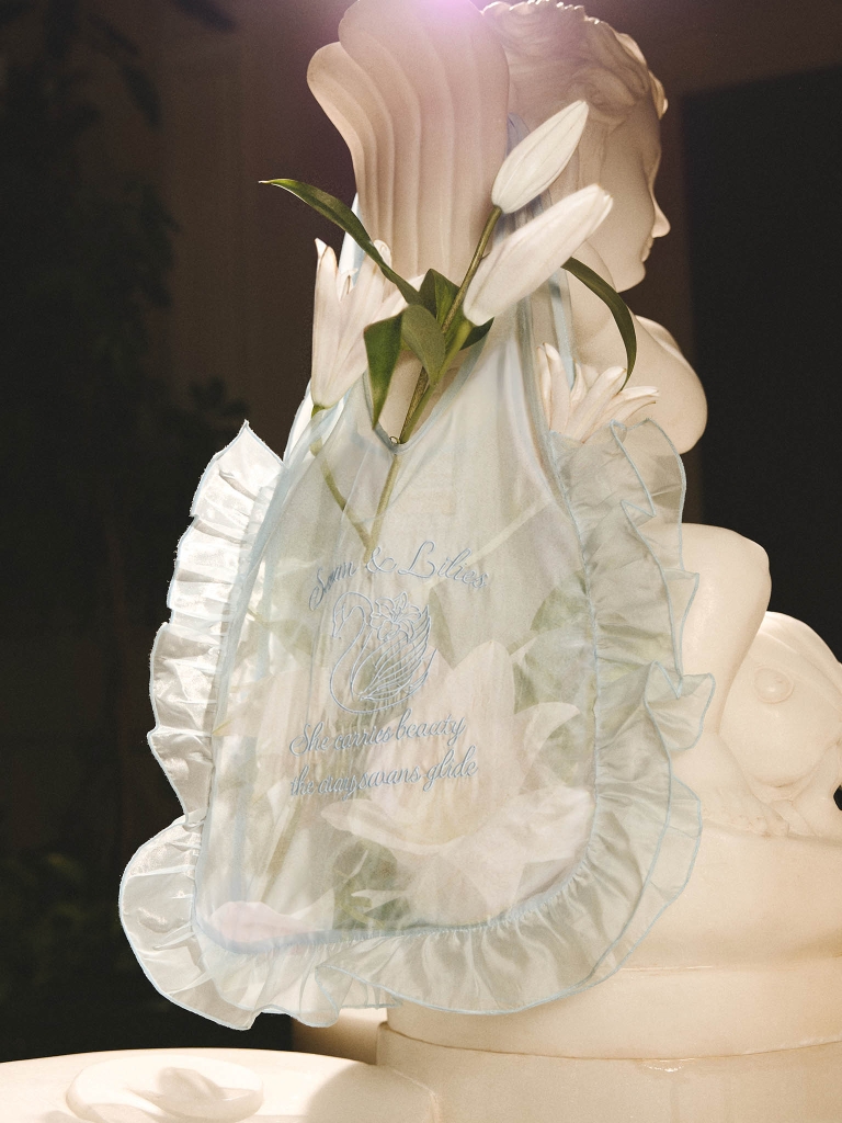 Sac en mousseline à volants et broderies