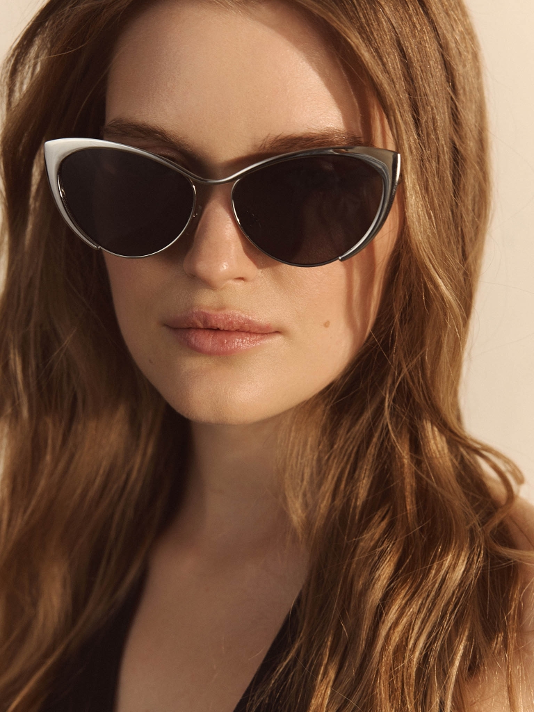 Солнцезащитные очки с крупными линзами в металлической оправе