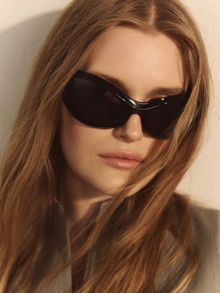 Солнцезащитные очки вытянутой формы в пластиковой оправе