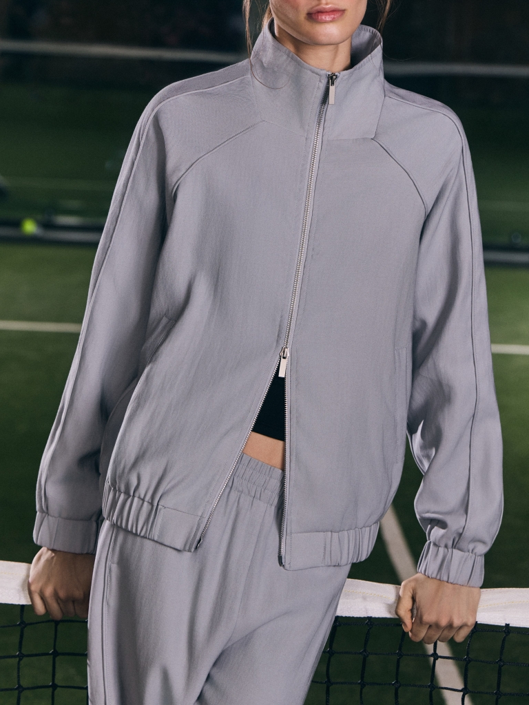 Loose-fitting sports jacket with metal zip