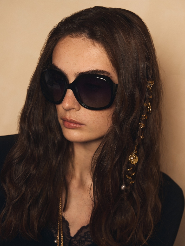 Oversized sunglasses with plastic frames