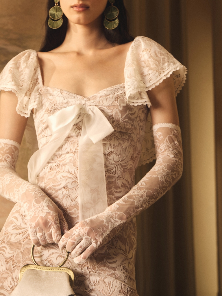 Des gants longs en dentelle