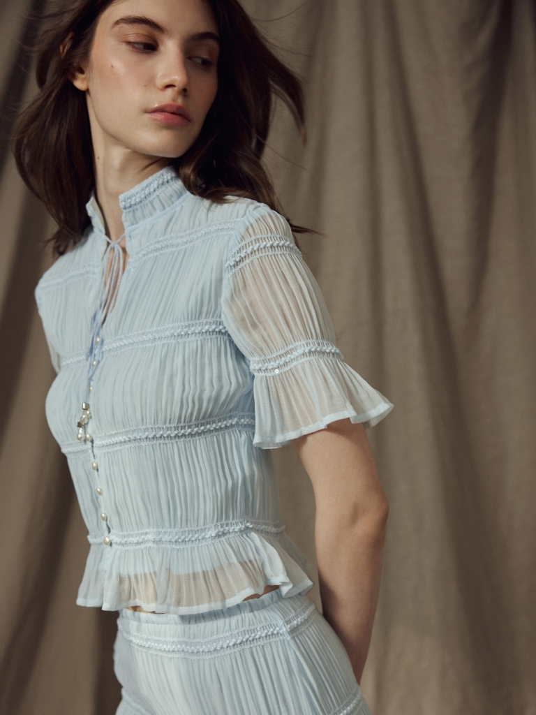 Short-sleeved blouse in crinkled fabric