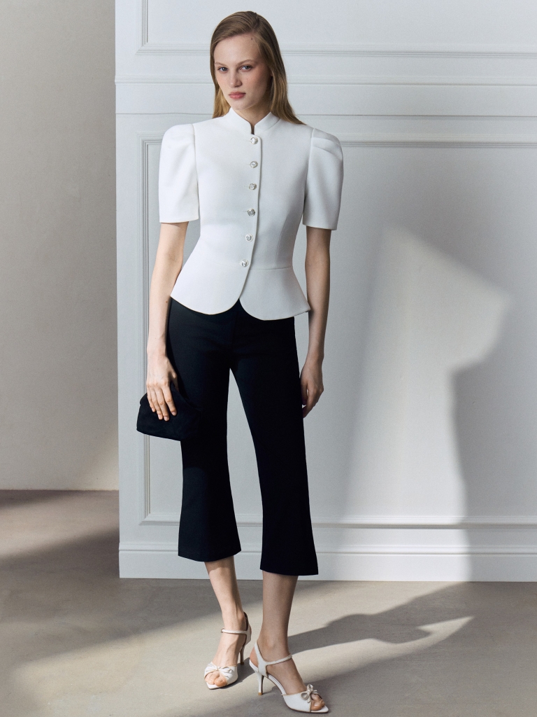 Single-breasted jacket with voluminous short sleeves and a peplum