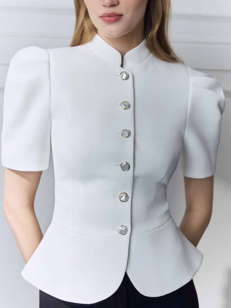 Single-breasted jacket with voluminous short sleeves and a peplum