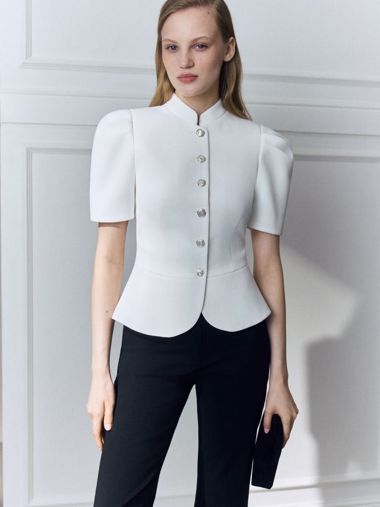 Single-breasted jacket with voluminous short sleeves and a peplum