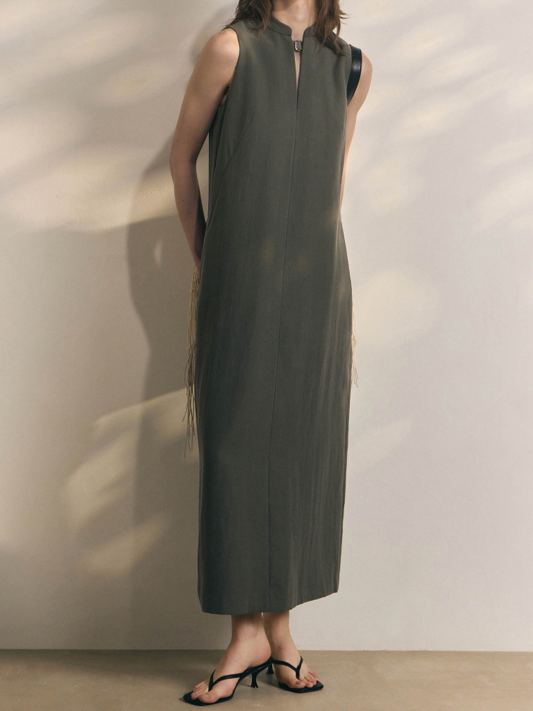 Viscose maxi dress with a metal fastening at the collar