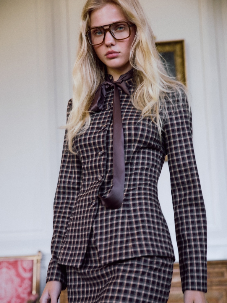 Fitted plaid shirt with large buttons