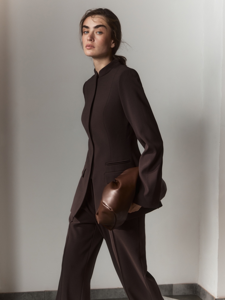 Fitted single-breasted jacket with a hidden fastening