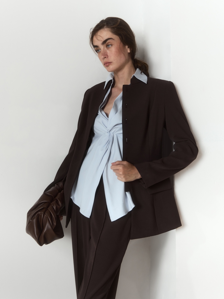 Fitted single-breasted jacket with a hidden fastening