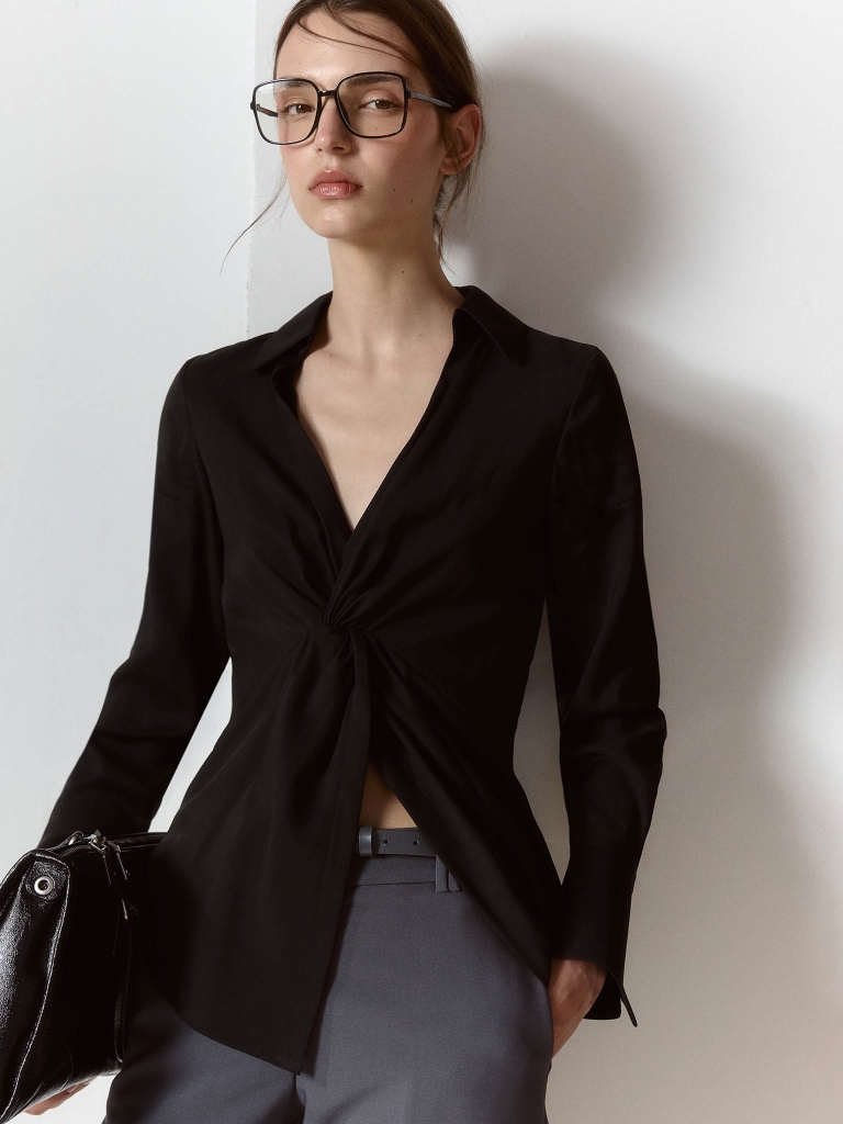 Monochrome shirt with draping at the waist