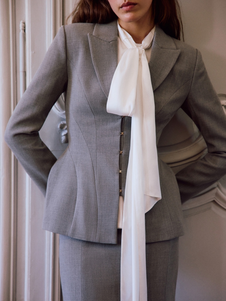 Fitted jacket with voluminous inserts at the hips