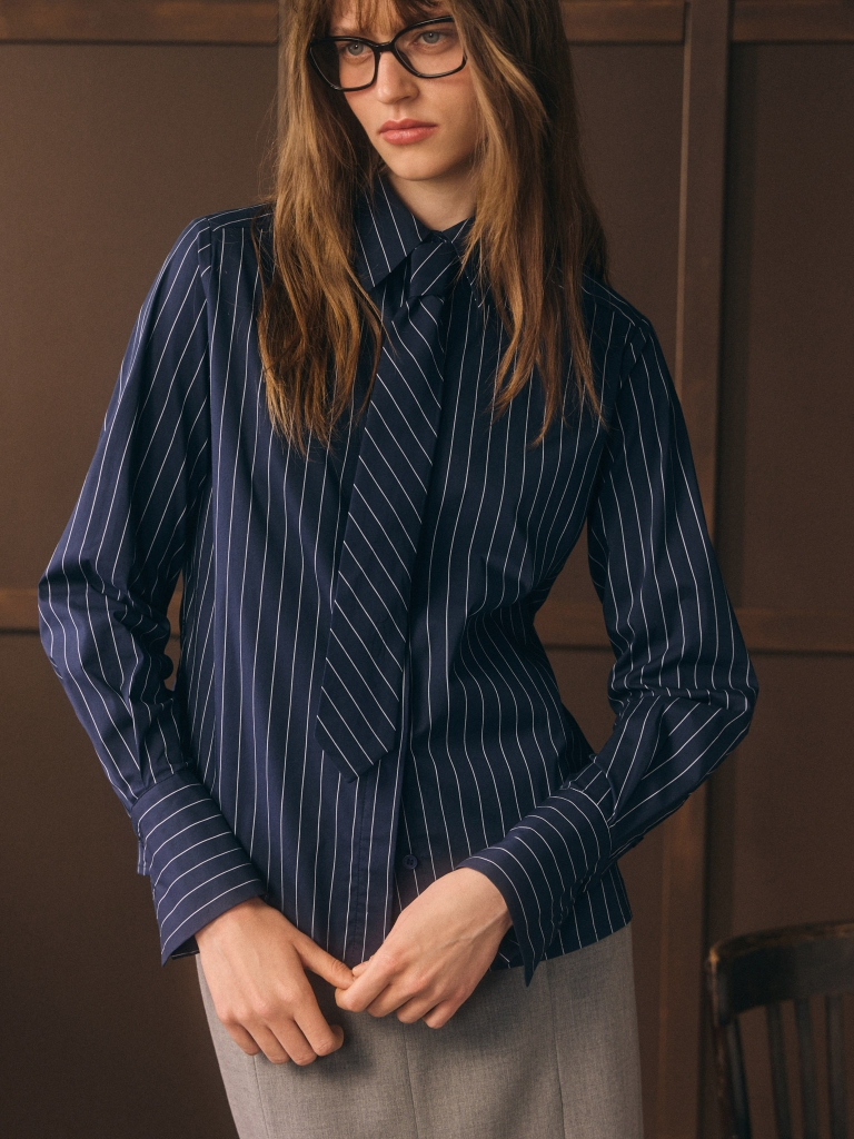 Loose-fitting striped shirt with a matching tie