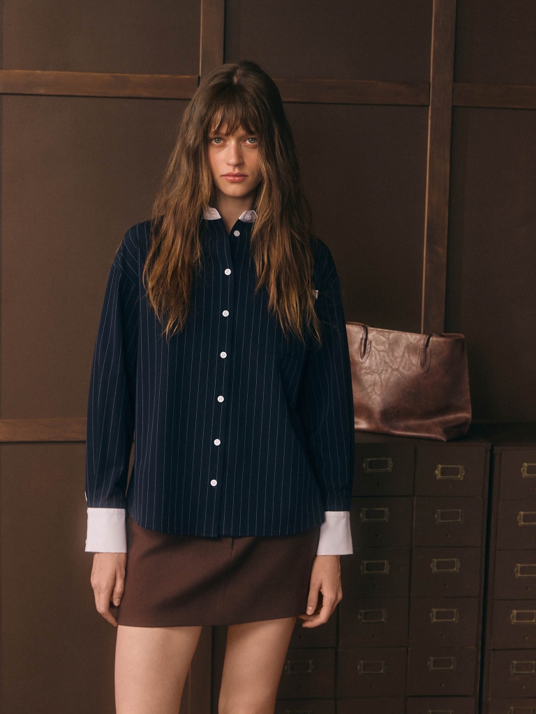 Loose-fitting striped shirt with contrasting details
