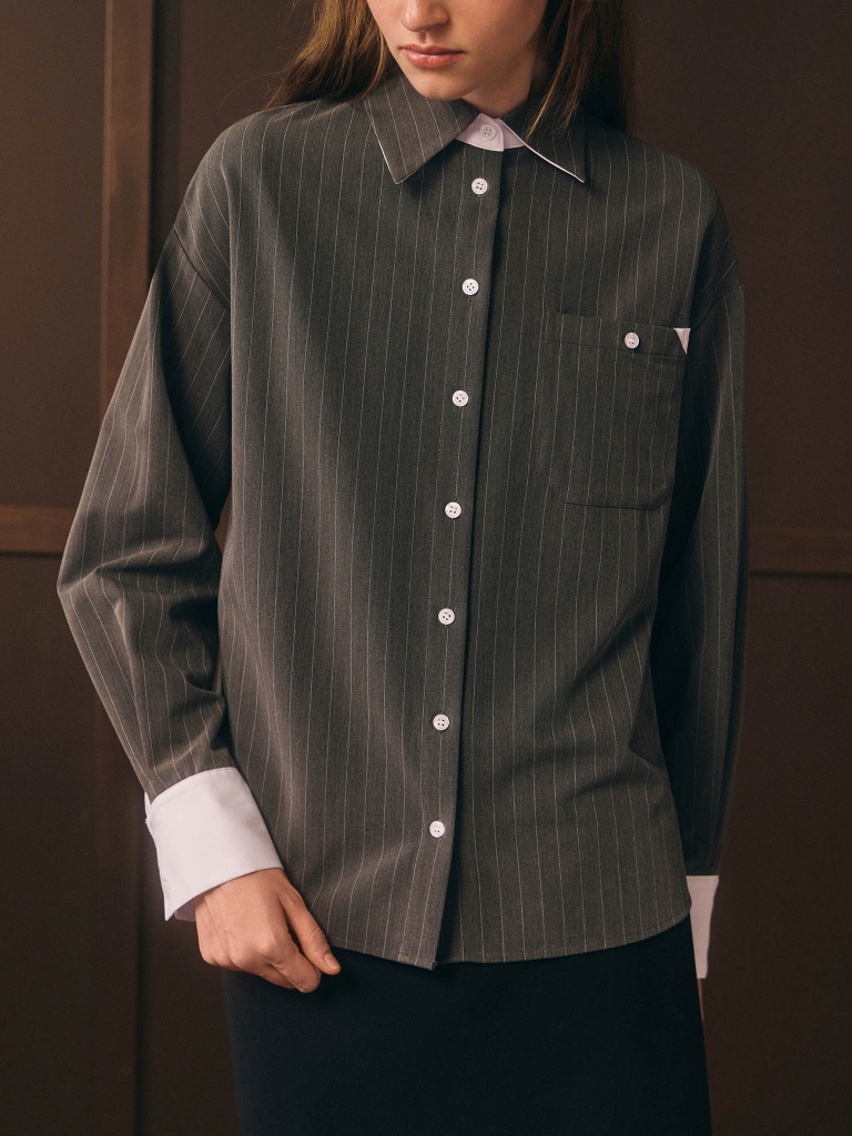 Loose-fitting striped shirt with contrasting details
