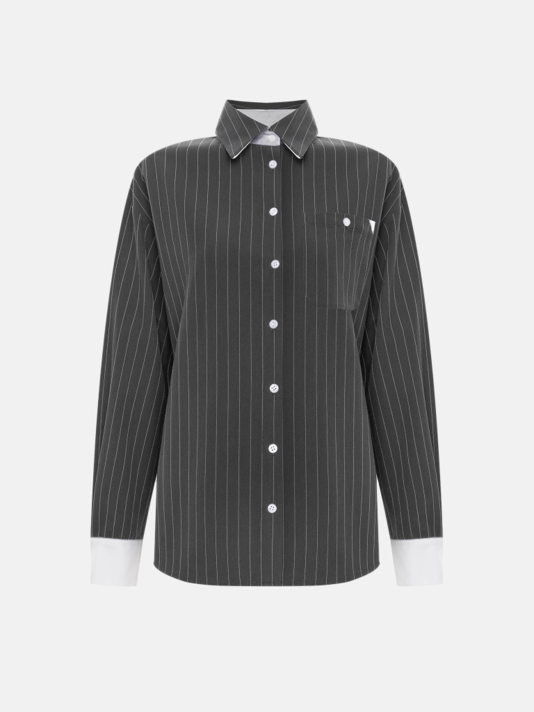 Loose-fitting striped shirt with contrasting details