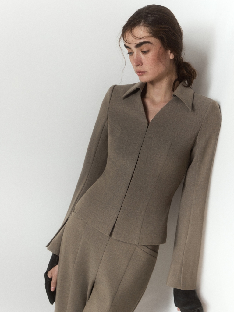 Fitted jacket with a triangular collar and hidden fastening