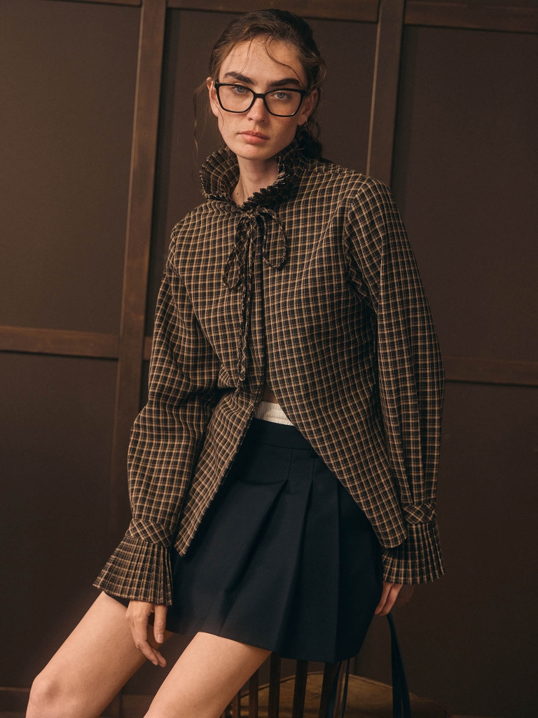 Chemise à carreaux avec des détails plissés et des liens au col