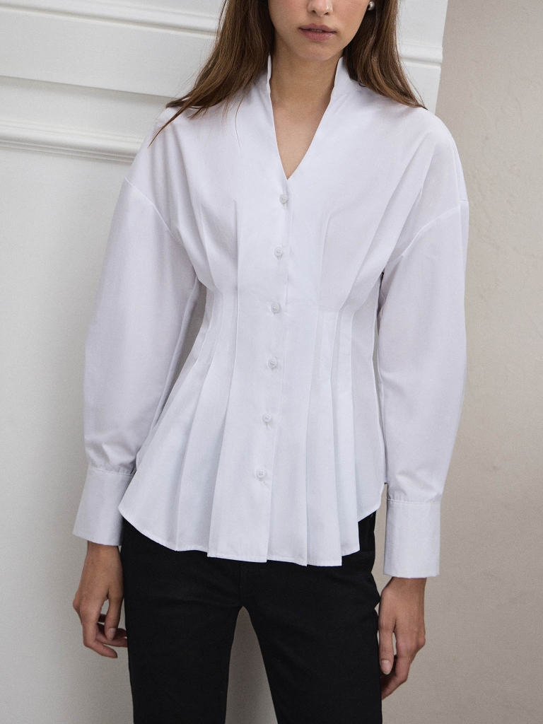 Shirt with large pleats at the waist