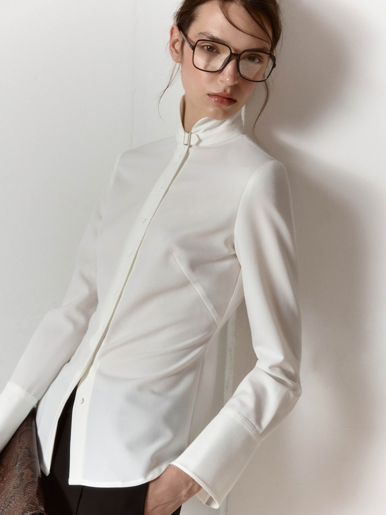 Viscose shirt with a high collar and neck fastening