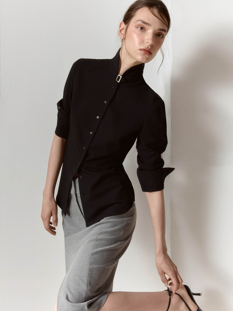 Viscose shirt with a high collar and neck fastening