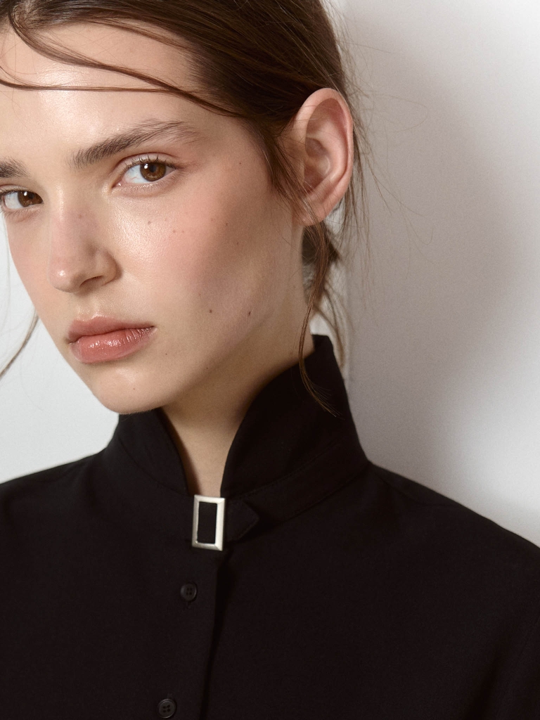 Viscose shirt with a high collar and neck fastening
