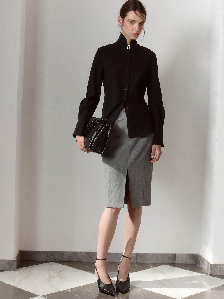 Viscose shirt with a high collar and neck fastening