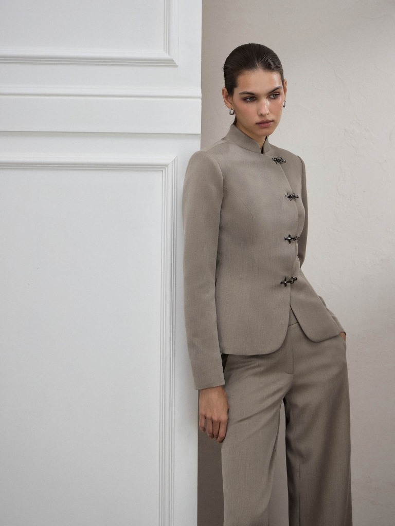 Veste cintrée avec des fermetures métalliques