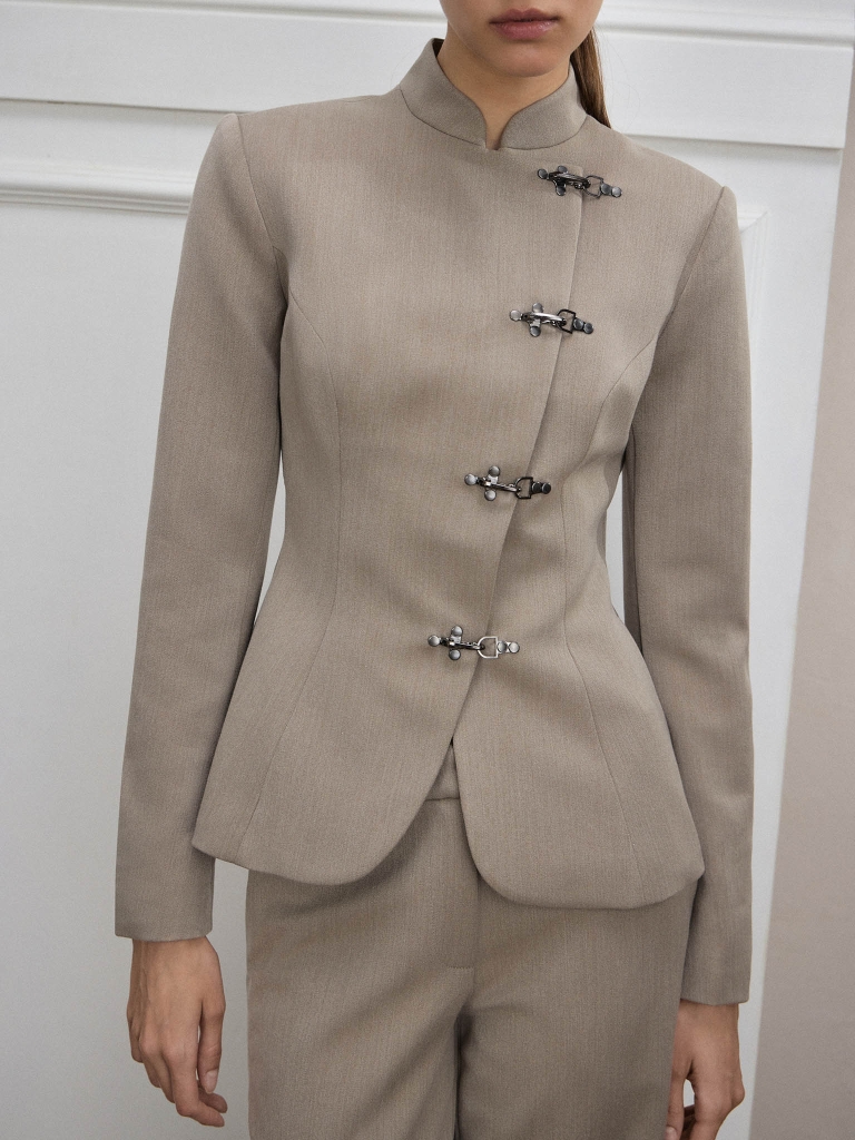 Veste cintrée avec des fermetures métalliques